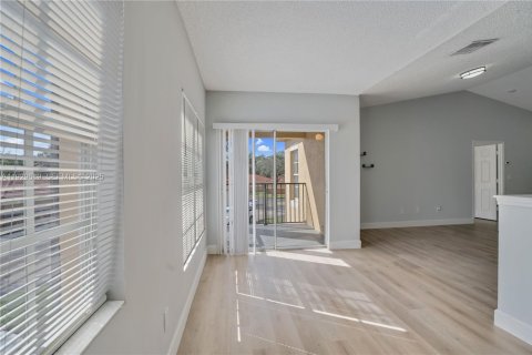 Condo in Royal Palm Beach, Florida, 2 bedrooms  № 1988649 - photo 12