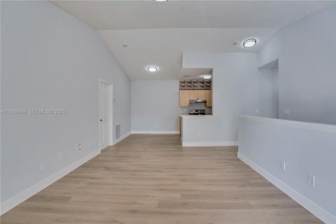 Condo in Royal Palm Beach, Florida, 2 bedrooms  № 1988649 - photo 8