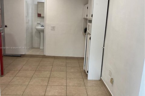 House in Miami, Florida 3 bedrooms, 226.03 sq.m. № 1926528 - photo 18