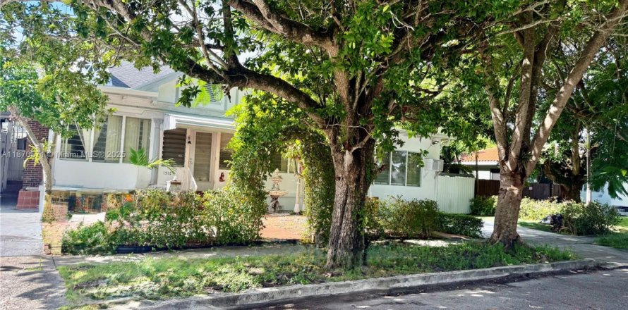 House in Miami, Florida 3 bedrooms, 226.03 sq.m. № 1926528