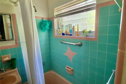 House in Miami, Florida 3 bedrooms, 226.03 sq.m. № 1926528 - photo 7