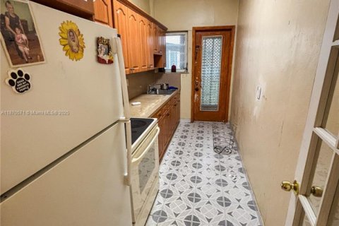 House in Miami, Florida 3 bedrooms, 226.03 sq.m. № 1926528 - photo 11