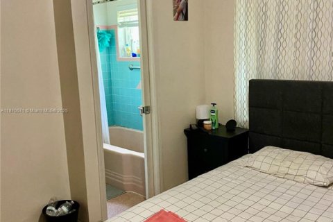 House in Miami, Florida 3 bedrooms, 226.03 sq.m. № 1926528 - photo 6