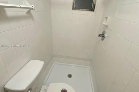 House in Miami, Florida 3 bedrooms, 226.03 sq.m. № 1926528 - photo 16