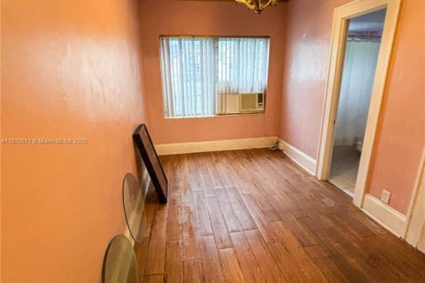 House in Miami, Florida 3 bedrooms, 226.03 sq.m. № 1926528 - photo 12