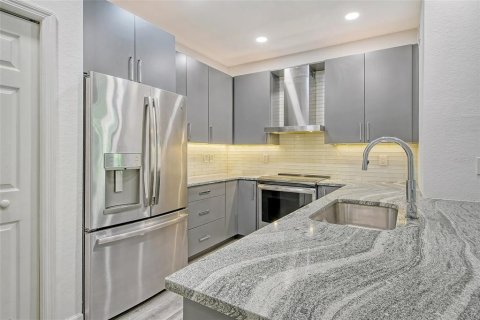 Condo in Sarasota, Florida, 3 bedrooms  № 2208098 - photo 9