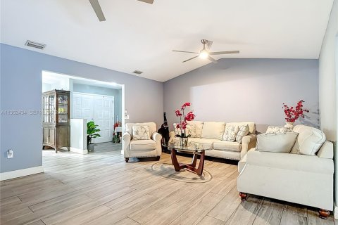 Купить виллу или дом в Лихай-Эйкерс, Флорида 3 спальни, № 2024236 - фото 19