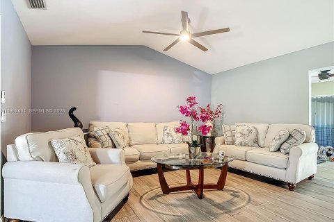 Купить виллу или дом в Лихай-Эйкерс, Флорида 3 спальни, № 2024236 - фото 18