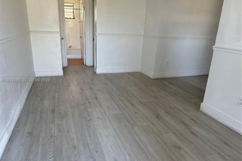 Снять в аренду виллу или дом в Майами, Флорида 1 спальня, 51.1м2, № 2034690 - фото 3