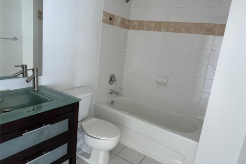 Condominio en alquiler en Miami, Florida, 1 dormitorio, 91.69 m2 № 1141414 - foto 1