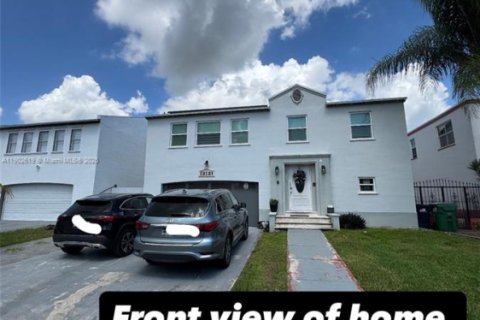House in Homestead, Florida 4 bedrooms, 216.18 sq.m. № 1955885 - photo 1