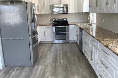 House in Homestead, Florida 4 bedrooms, 216.18 sq.m. № 1955885 - photo 16