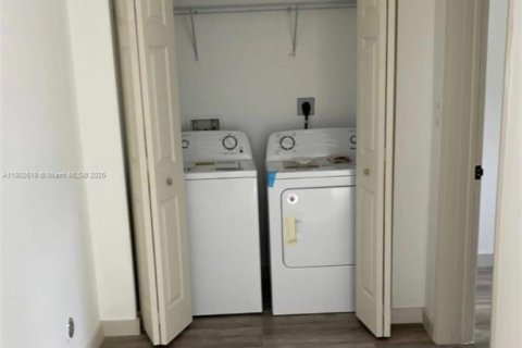 House in Homestead, Florida 4 bedrooms, 216.18 sq.m. № 1955885 - photo 9