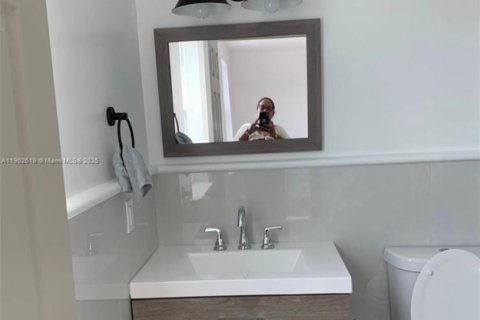 House in Homestead, Florida 4 bedrooms, 216.18 sq.m. № 1955885 - photo 22