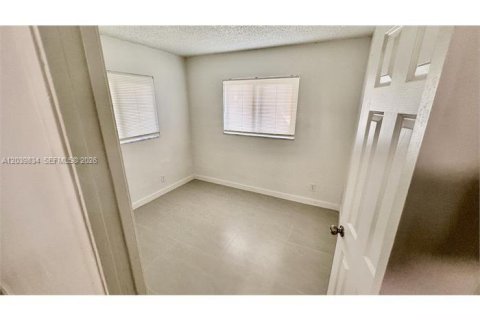 Снять в аренду квартиру в Корал-Спрингс, Флорида 3 спальни, 410.26м2, № 2087640 - фото 12