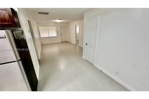Снять в аренду квартиру в Корал-Спрингс, Флорида 3 спальни, 410.26м2, № 2087640 - фото 2