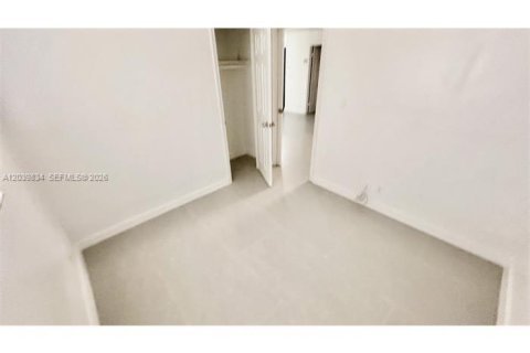 Снять в аренду квартиру в Корал-Спрингс, Флорида 3 спальни, 410.26м2, № 2087640 - фото 14