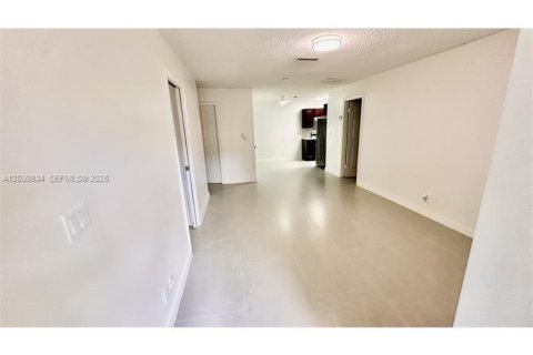 Снять в аренду квартиру в Корал-Спрингс, Флорида 3 спальни, 410.26м2, № 2087640 - фото 8