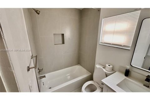 Снять в аренду квартиру в Корал-Спрингс, Флорида 3 спальни, 410.26м2, № 2087640 - фото 11