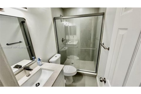 Снять в аренду квартиру в Корал-Спрингс, Флорида 3 спальни, 410.26м2, № 2087640 - фото 19