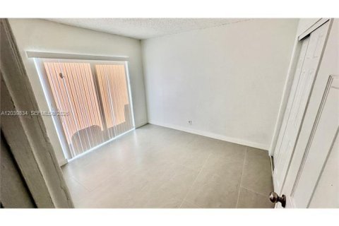 Снять в аренду квартиру в Корал-Спрингс, Флорида 3 спальни, 410.26м2, № 2087640 - фото 13