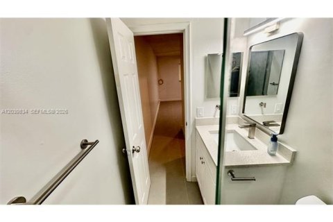 Снять в аренду квартиру в Корал-Спрингс, Флорида 3 спальни, 410.26м2, № 2087640 - фото 18