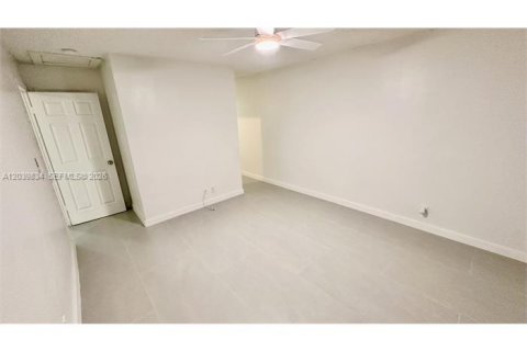 Снять в аренду квартиру в Корал-Спрингс, Флорида 3 спальни, 410.26м2, № 2087640 - фото 16