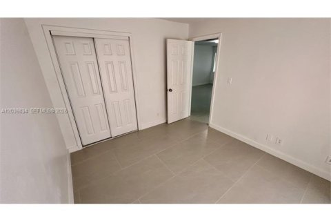 Снять в аренду квартиру в Корал-Спрингс, Флорида 3 спальни, 410.26м2, № 2087640 - фото 10