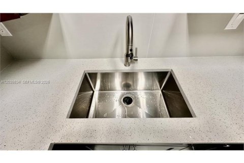Снять в аренду квартиру в Корал-Спрингс, Флорида 3 спальни, 410.26м2, № 2087640 - фото 5