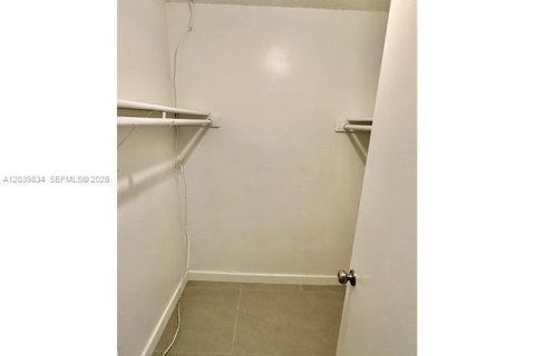 Снять в аренду квартиру в Корал-Спрингс, Флорида 3 спальни, 410.26м2, № 2087640 - фото 17