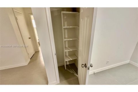 Снять в аренду квартиру в Корал-Спрингс, Флорида 3 спальни, 410.26м2, № 2087640 - фото 6