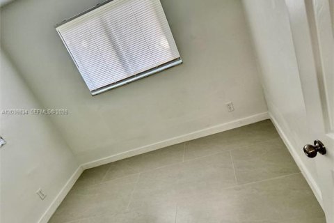 Снять в аренду квартиру в Корал-Спрингс, Флорида 3 спальни, 410.26м2, № 2087640 - фото 9