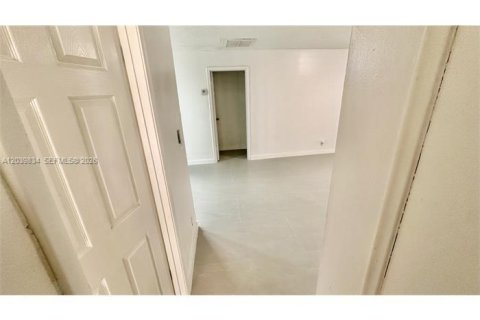 Снять в аренду квартиру в Корал-Спрингс, Флорида 3 спальни, 410.26м2, № 2087640 - фото 7