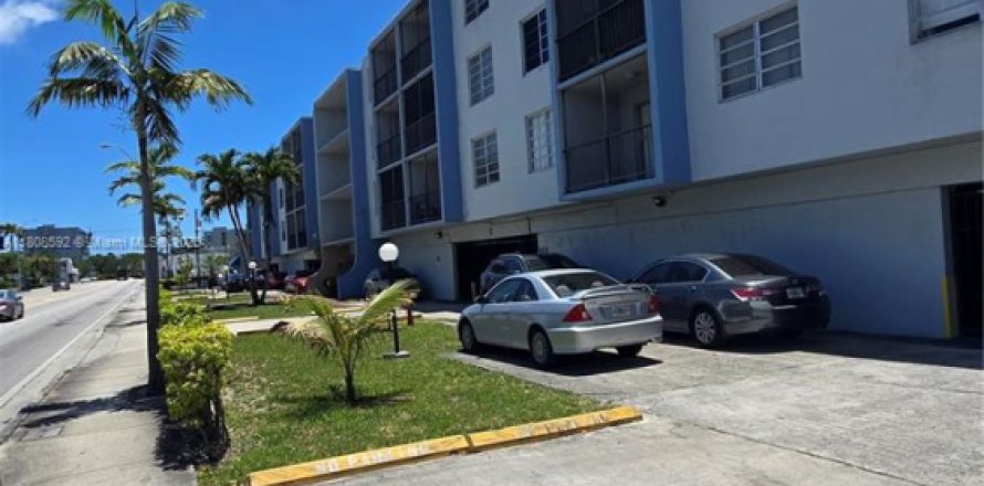 Condo à North Miami, Floride, 1 chambre № 1865241