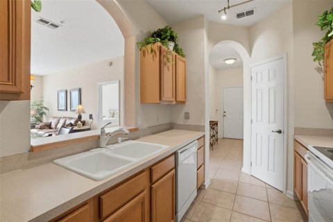 Condo in Orlando, Florida, 3 bedrooms № 2198398 - photo 10