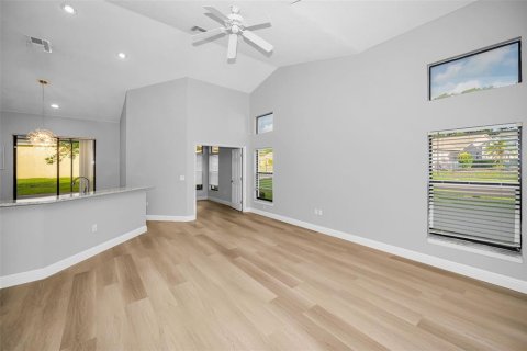 House in New Port Richey, Florida 2 bedrooms, 144.74 sq.m. № 2203464 - photo 19