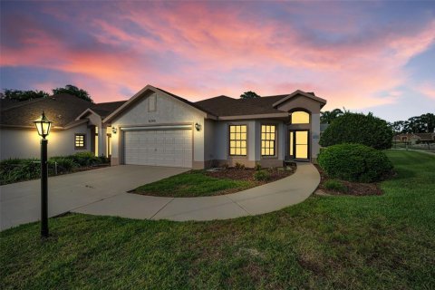 House in New Port Richey, Florida 2 bedrooms, 144.74 sq.m. № 2203464 - photo 2