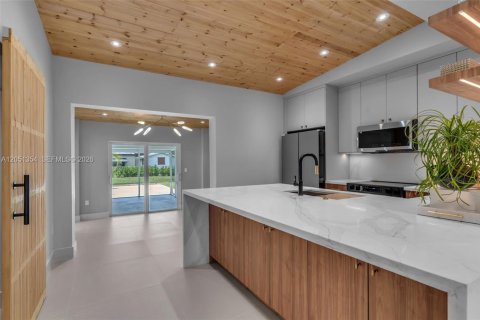 House in Homestead, Florida 3 bedrooms, 120.96 sq.m. № 2172661