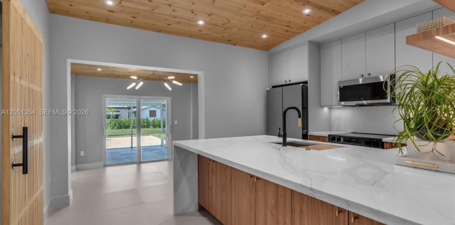 House in Homestead, Florida 3 bedrooms, 120.96 sq.m. № 2172661