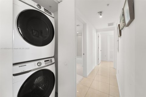 Condo in Miami, Florida, 2 bedrooms  № 1858536 - photo 15