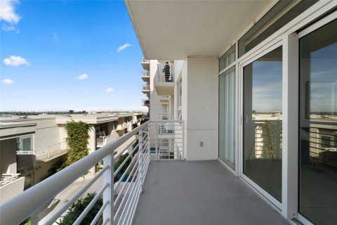 Condo in Miami, Florida, 2 bedrooms  № 1858536 - photo 16