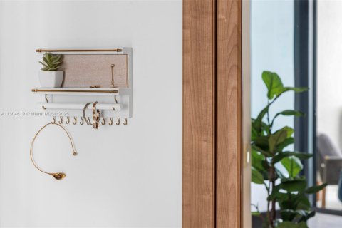 Condo in Miami Beach, Florida  № 2022975 - photo 11