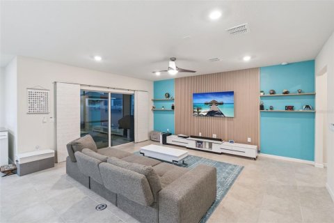 House in Davenport, Florida 5 bedrooms, 242.94 sq.m. № 2097420 - photo 5