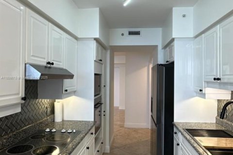Condo in Miami Beach, Florida, 2 bedrooms  № 1825681 - photo 4