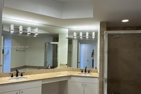 Condo in Miami Beach, Florida, 2 bedrooms  № 1825681 - photo 16