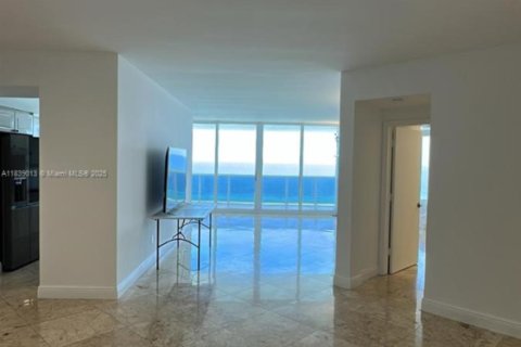 Condo in Miami Beach, Florida, 2 bedrooms  № 1825681 - photo 2