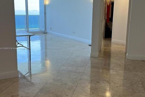 Condo in Miami Beach, Florida, 2 bedrooms  № 1825681 - photo 5