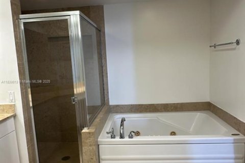 Condo in Miami Beach, Florida, 2 bedrooms  № 1825681 - photo 10