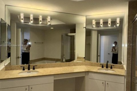 Condo in Miami Beach, Florida, 2 bedrooms  № 1825681 - photo 15