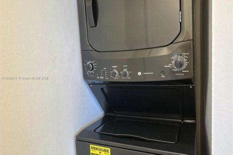 Condo in Miami Beach, Florida, 2 bedrooms  № 1825681 - photo 6